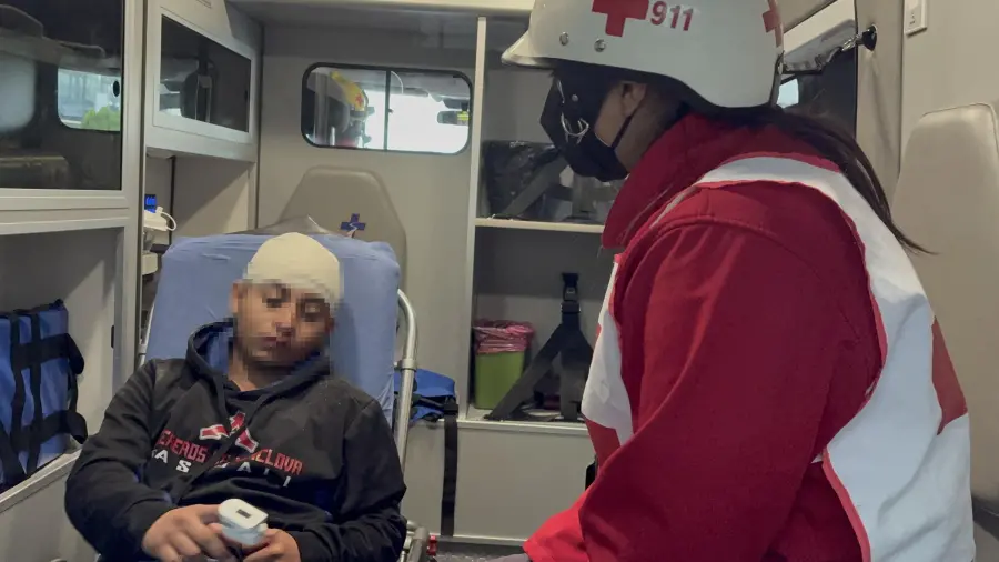 Socorristas realizaron una valoración física al empleado antes de determinar su traslado para recibir atención médica.