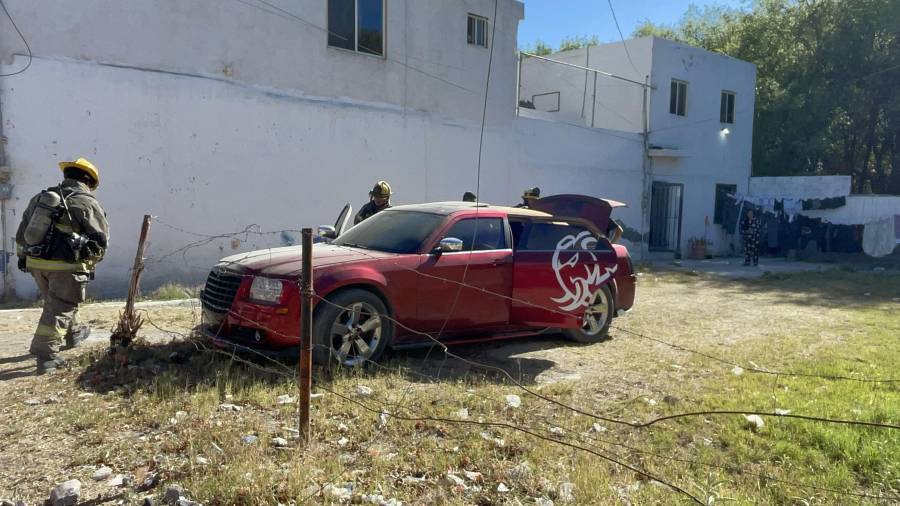 El fuego logró extenderse hacia el interior del automóvil, alcanzando los asientos, pero fue controlado a tiempo por el dueño con apoyo de vecinos.