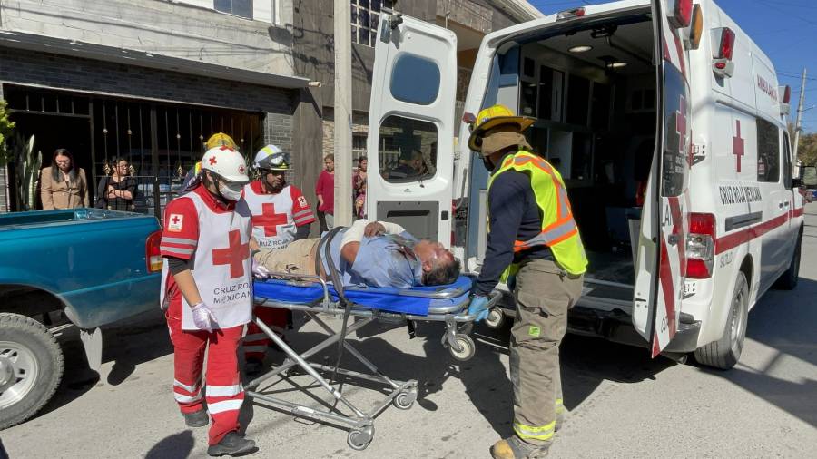 Paramédicos de la Cruz Roja trasladaron al hombre de 60 años a la Clínica Dos del IMSS tras el accidente.