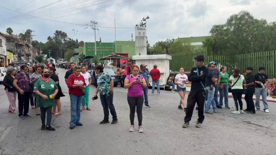 Familiares y amigos del joven lesionado bloquearon el acceso a la Clínica 1 del IMSS para exigir una investigación por la presunta negligencia médica.