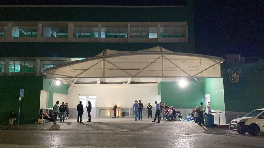 Una ambulancia trasladó al adolescente a la Clínica 2 del IMSS para recibir atención médica.