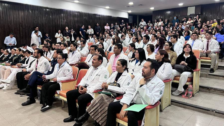Autoridades del IMSS Coahuila encabezaron la ceremonia de graduación de 80 médicos residentes en el HGZ No. 16 de Torreón.