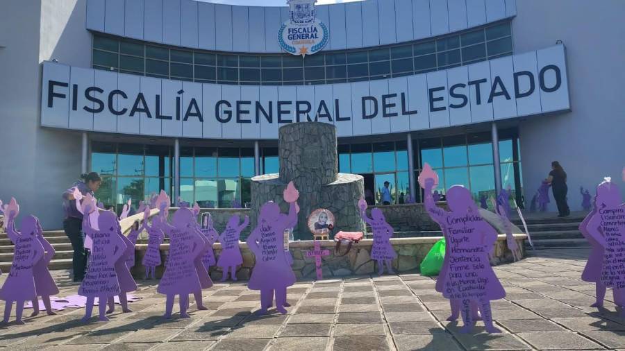 Los manifestantes protestaron en los juzgados del Poder Judicial, donde colocaron siluetas rosas en memoria de las mujeres asesinadas.