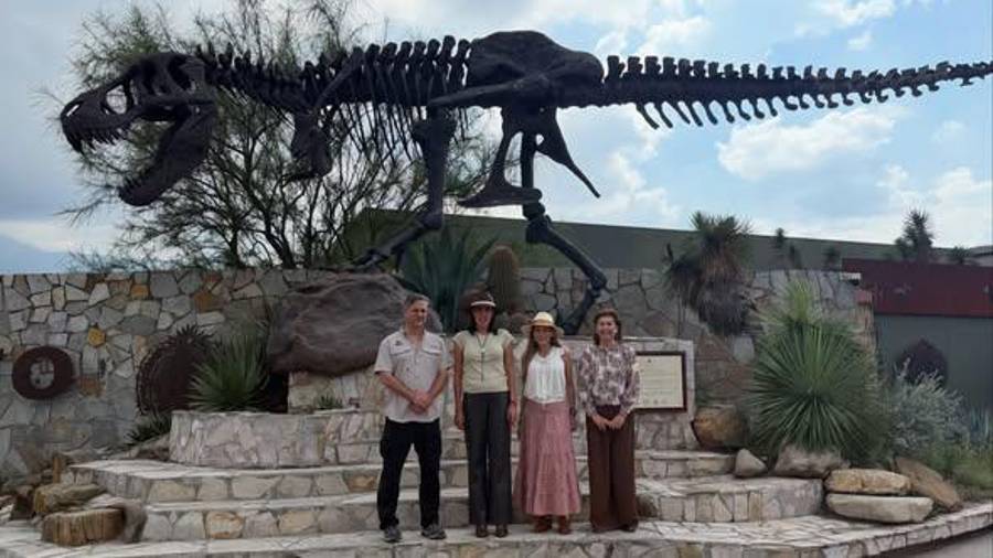 Josefina Rodríguez Zamora, secretaria de Turismo del Gobierno de México (segunda de izquierda a derecha), visitó este jueves las instalaciones del Museo del Desierto, en Saltillo.