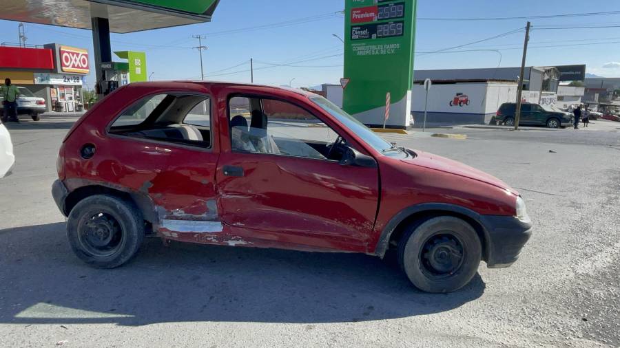 El intento de ingresar a una gasolinera provocó la colisión entre ambas unidades.