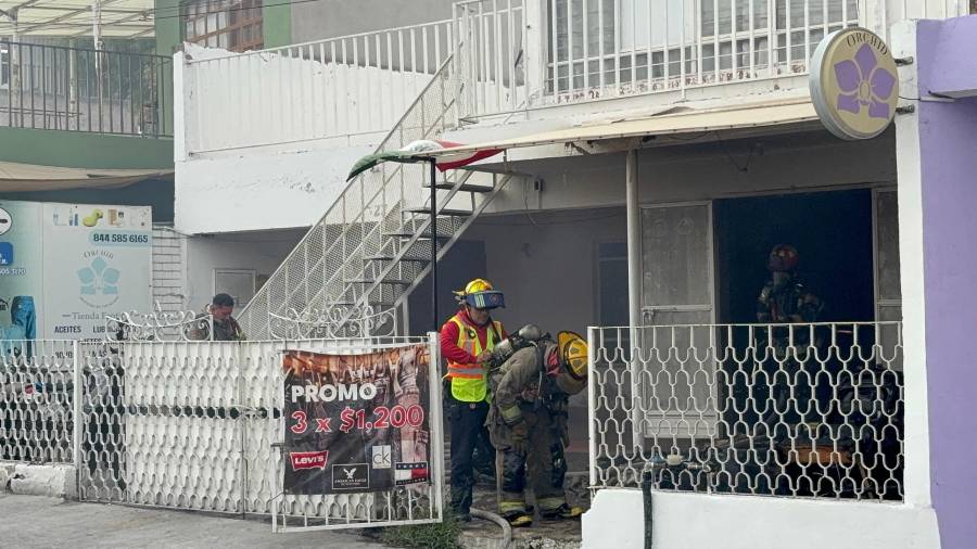 Elementos del Cuerpo de Bomberos de Saltillo sofocaron un incendio registrado en un local de ropa ubicado en la calle General Ignacio La Llave.