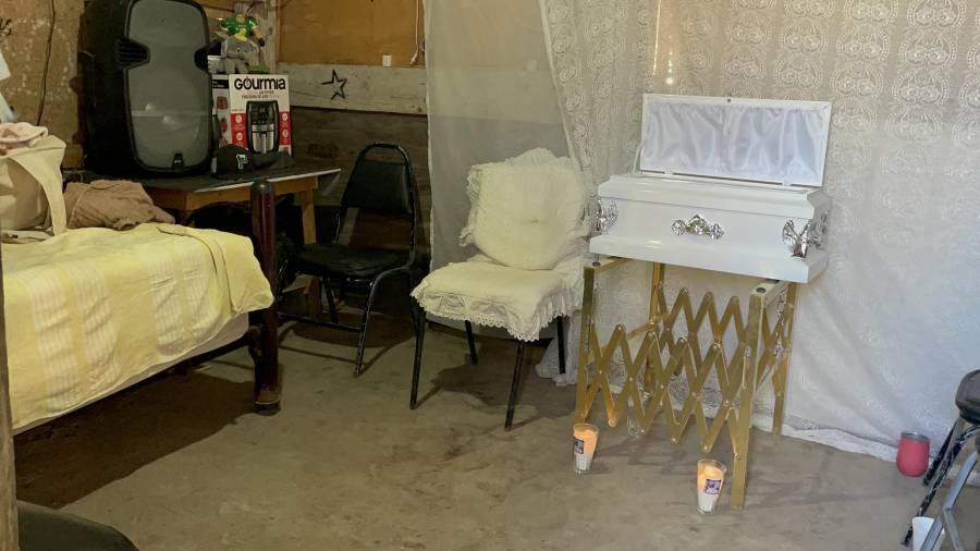 Familiares y vecinos acompañan el velorio de la pequeña Ángela Cataleya en una vivienda de la colonia Morelos Quinto Sector.