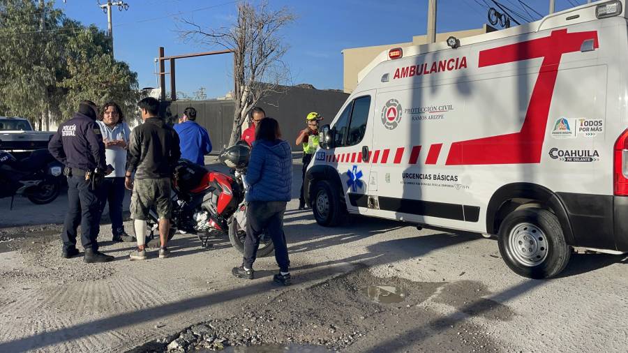 Paramédicos de Ramos Arizpe brindaron atención a los motociclistas lesionados, quienes permanecieron en el sitio a la espera de las aseguradoras.
