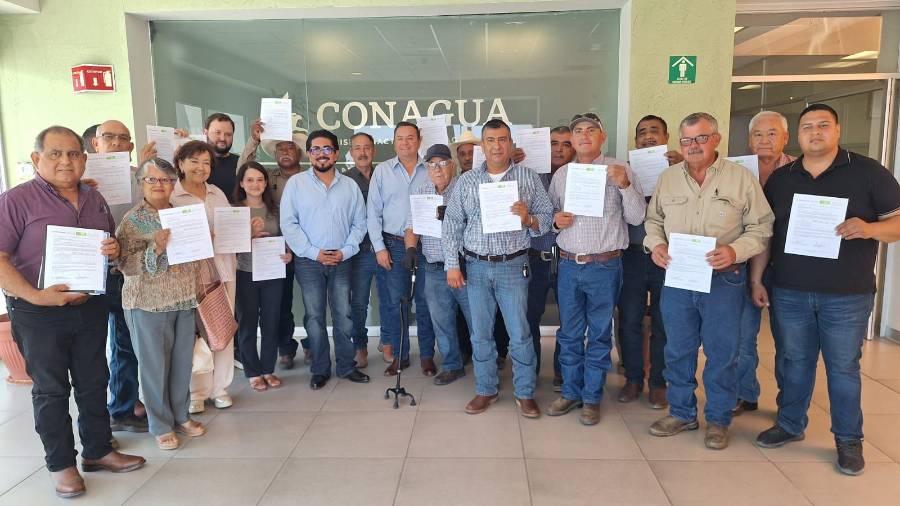 Autoridades estatales y federales formalizaron la autorización de 19 proyectos hidroagrícolas que beneficiarán a 250 productores.
