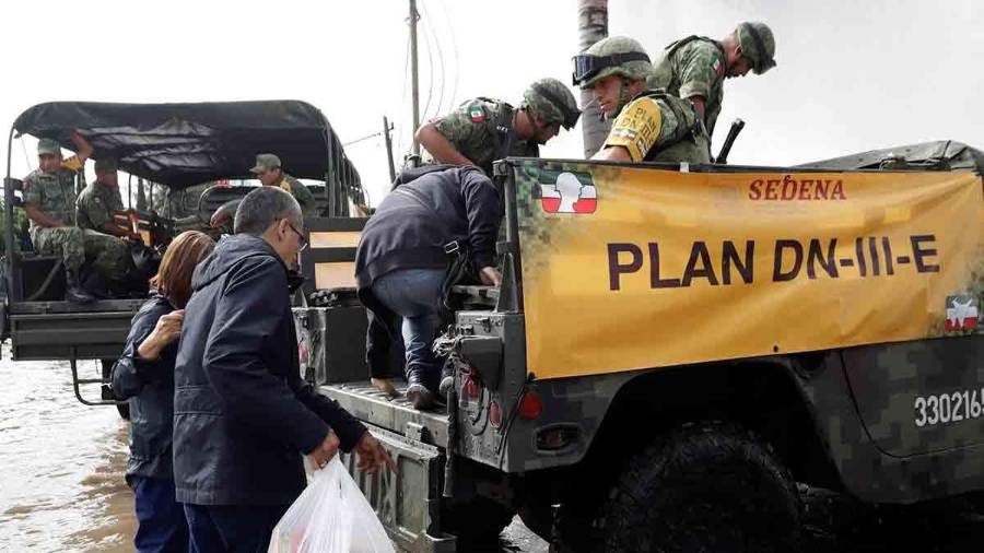 Elementos del Ejército Mexicano y la Guardia Nacional realizaron labores de auxilio a la población.