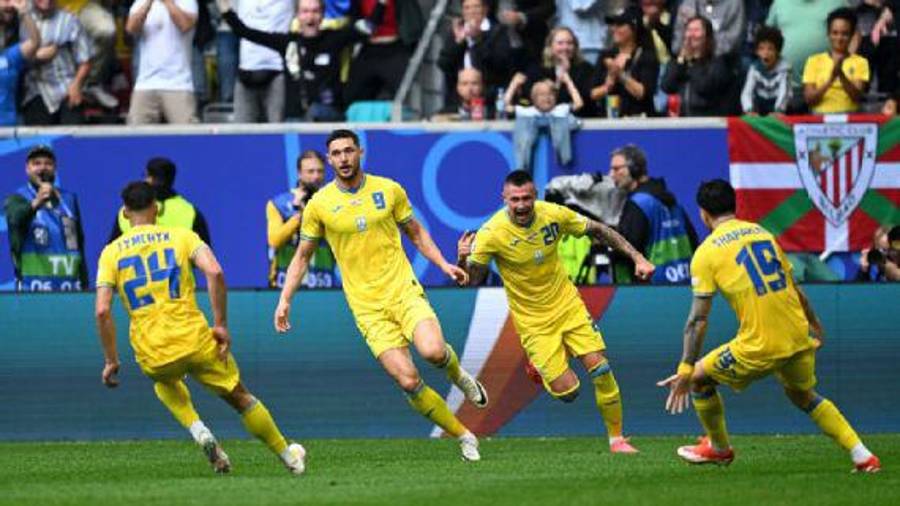 La anotación de Roman Yaremchuk mantiene vivas las esperanzas de Ucrania por llegar a la siguiente ronda.