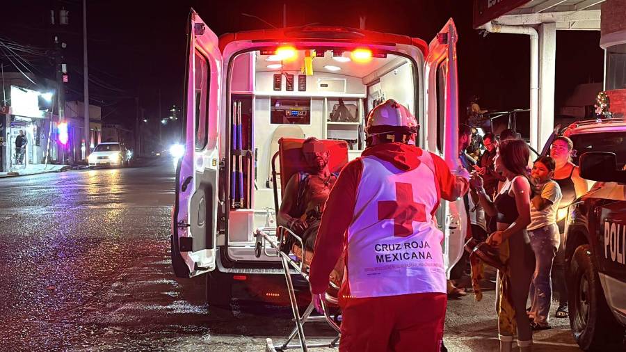 Paramédicos de la Cruz Roja trasladaron al lesionado al Hospital General, donde fue reportado como estable.