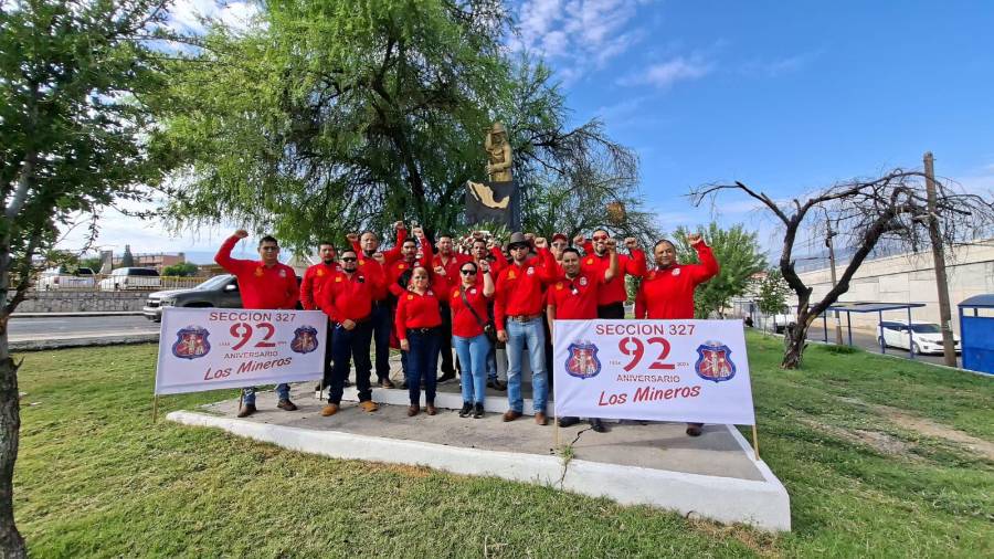 Integrantes de la Sección 327 colocaron una ofrenda floral en el Monumento al Minero durante la conmemoración del 92 aniversario del Sindicato Nacional Minero.