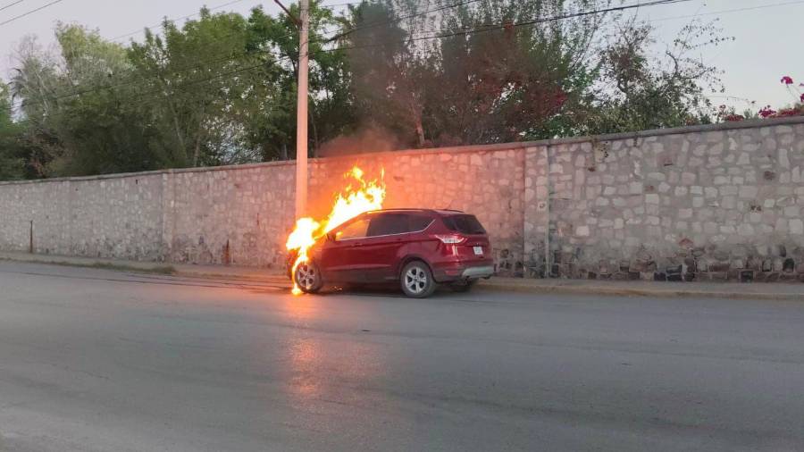 Madre salva a sus tres hijas de camioneta en llamas, en Monclova