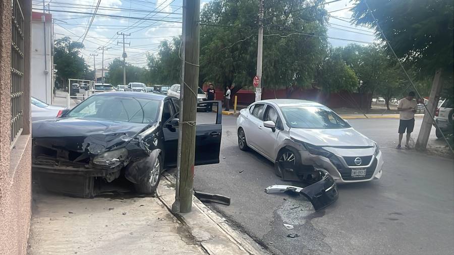 Autoridades acudieron al lugar del accidente para acordonar el área.