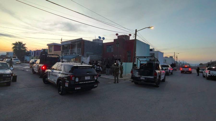 Durante los cateos en Saltillo, fuerzas estatales y federales mantuvieron un cerco de seguridad mientras agentes ministeriales inspeccionaban los inmuebles señalados por actividades ilícitas.