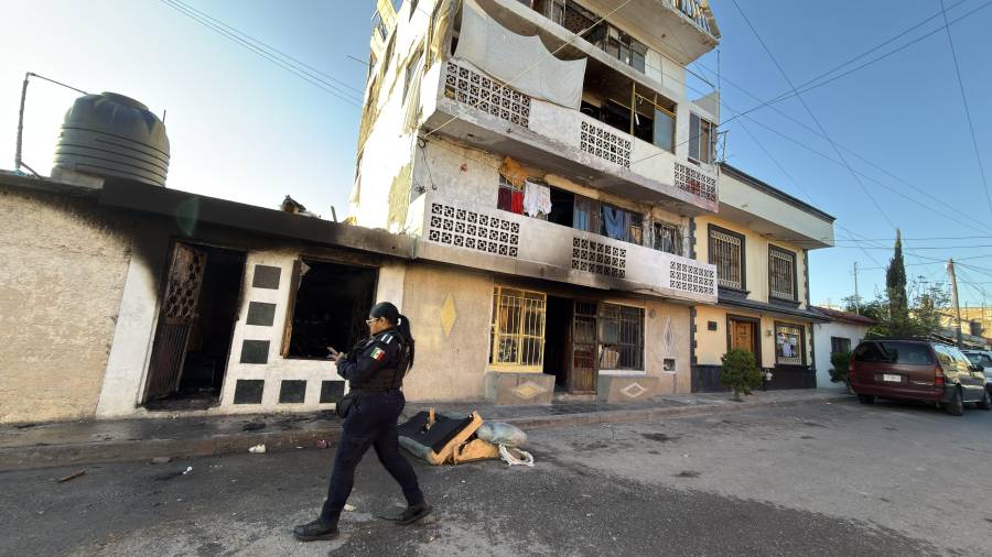 Elementos del Grupo de Reacción Sureste auxiliaron a una madre y a sus dos hijos que quedaron atrapados en el segundo piso de un edificio de departamentos mientras el humo y las llamas se propagaban durante el incendio.