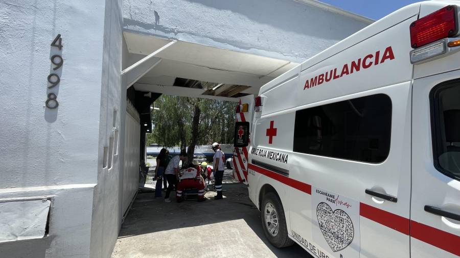 De acuerdo con la atención médica inicial, el joven presentó una fractura en el tobillo izquierdo luego de caer desde una altura aproximada de tres metros durante las labores de trabajo.
