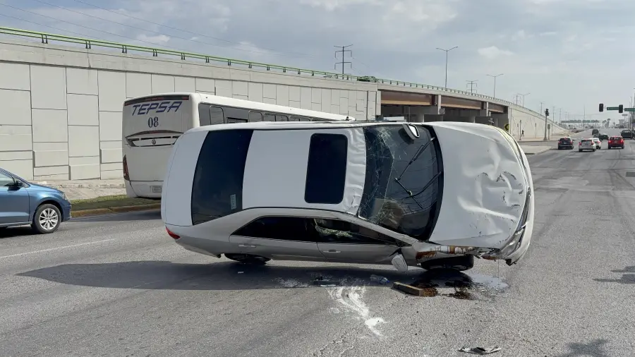 El Toyota Camry terminó volcado sobre la lateral del bulevar Fundadores, en la colonia Zaragoza.
