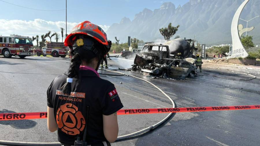 Una aparente falla mecánica de una revolvedora provocó un choque múltiple e incendio en García, Nuevo León, con saldo de una mujer muerta y un herido.
