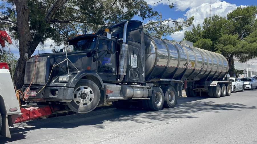 Una pipa con capacidad para 43 mil litros, mangueras y varios vehículos fueron asegurados por autoridades federales luego de detectar un presunto punto de extracción ilegal de diésel en las inmediaciones del ejido La Noria de la Sabina.