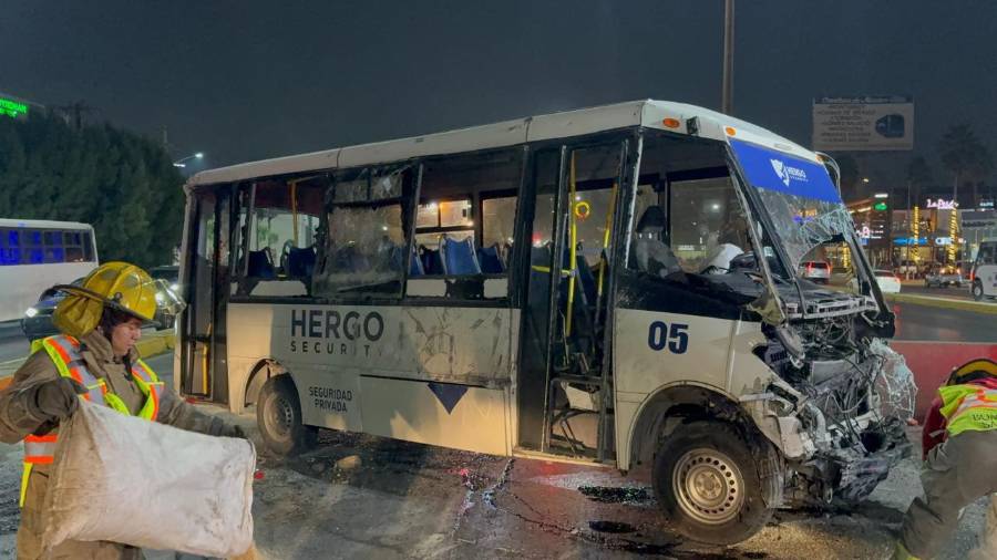 La unidad de transporte de personal de la empresa Hergo volcó tras impactar el cordón cuneta en Venustiano Carranza.