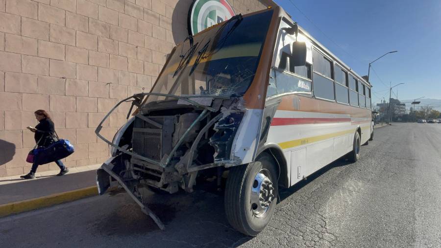 El camión de transporte público resultó con daños en su costado luego del impacto.