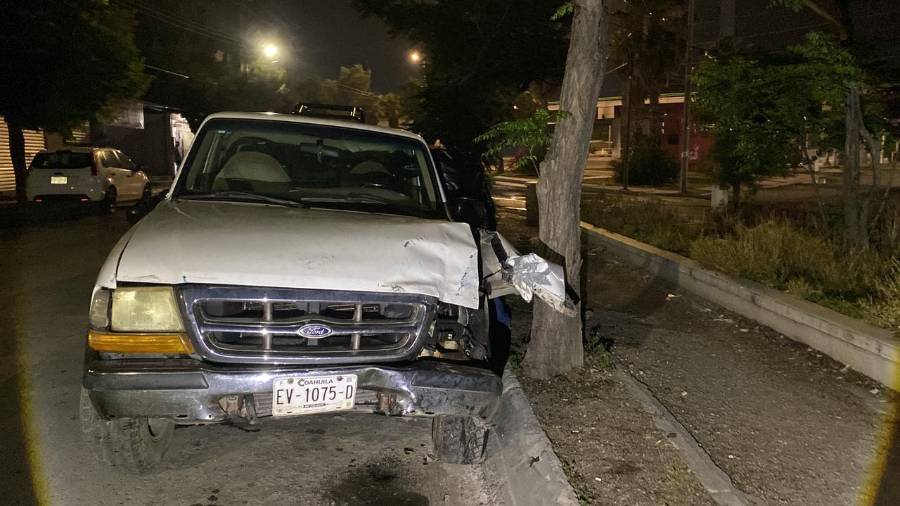 El responsable perdió el control de una camioneta Ford al llegar al cruce con el bulevar San Juan Capistrano.