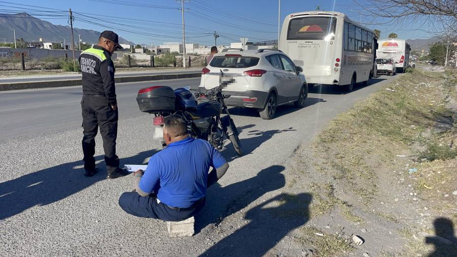 El impacto provocó que el motociclista cayera sobre el pavimento, resultando con una lesión en la pierna derecha, siendo atendido en el lugar.