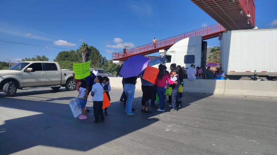 Padres de familia bloquearon la carretera a Zacatecas para exigir cuentas sobre recursos de la escuela.