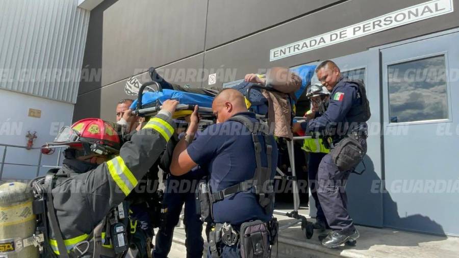 Paramédicos atendieron a los dos tripulantes de la aeronave, quienes presentaban diversos golpes tras el desplome.