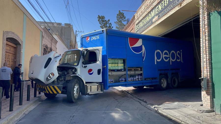 El camión golpeó una banqueta y un tubo de seguridad luego de quedarse sin embrague.
