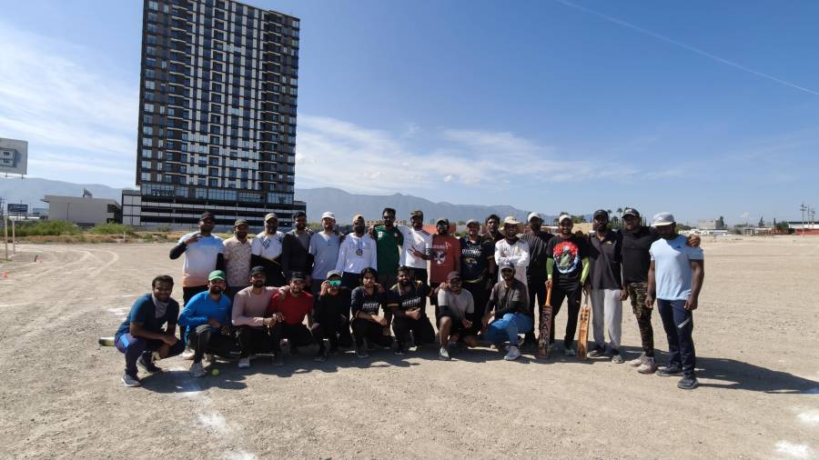 Jugadores de origen indio se reúnen cada sábado en los campos Los Ángeles de Saltillo para practicar críquet.