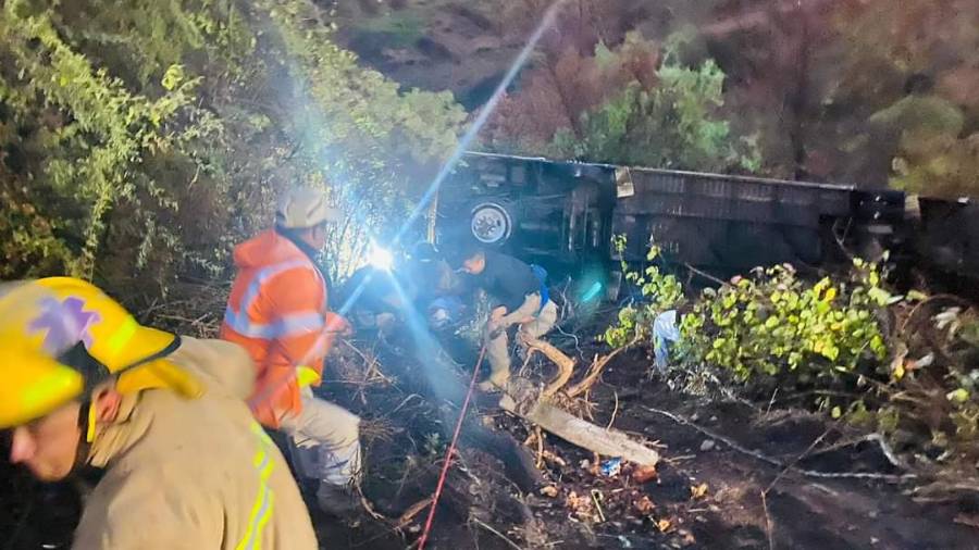 Un autobús de pasajeros cayó a un barranco en Tacámbaro, Michoacán.