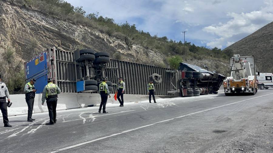 La unidad, que transportaba fertilizante, bloqueó carriles en ambos sentidos luego de impactarse contra la barrera de contención.