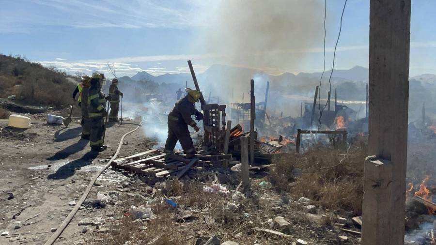 Elementos del Cuerpo de Bomberos acudieron al sitio para controlar y sofocar el fuego.