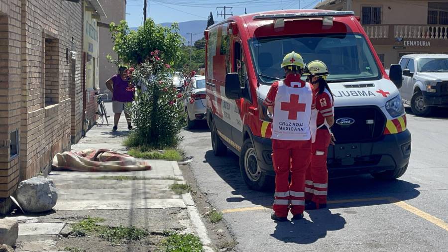 Familiares y vecinos solicitaron apoyo al 911 luego de encontrar al adulto mayor tendido en el piso sin reacción.