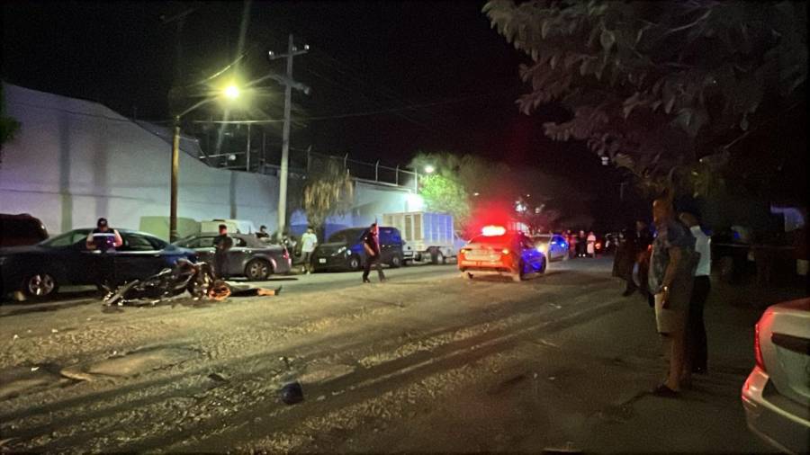 De acuerdo con las primeras investigaciones, el impacto entre ambas motocicletas fue de frente, lo que provocó que uno de los conductores saliera proyectado contra el pavimento y perdiera la vida de manera instantánea.