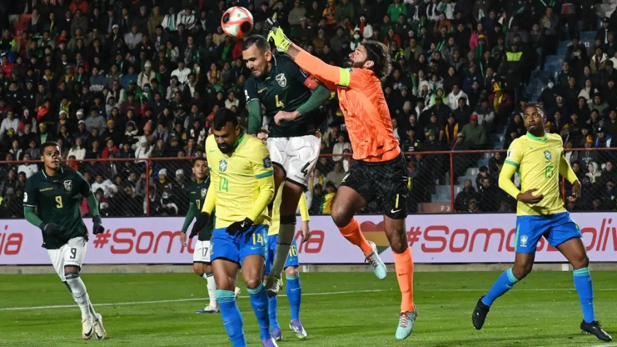 Los bolivianos aprovecharon las condiciones de su estadio, la altura y el apoyo de su gente para derrotar a Brasil y asegurar el repechaje en Sudamérica.