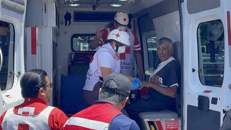 Paramédicos de la Cruz Roja brindaron atención a Bernardino ¨N¨, quien presentó una probable fractura de clavícula luego del accidente ocurrido la tarde de este martes.