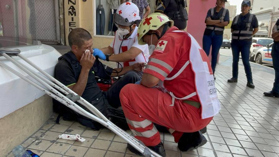 El hombre estaba caminando con sus muletas cuando ocurrió el accidente