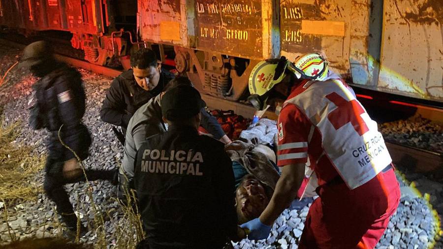 El hombre fue auxiliado por paramédicos de la Cruz Roja tras ser arrollado por el tren en las inmediaciones de la colonia Landín.