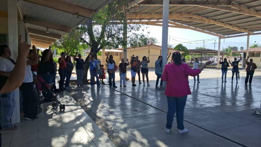 Padres de familia y directivos de la primaria Margarita Maza de Juárez acordaron mantener las clases a distancia ante la falta de energía eléctrica y las altas temperaturas en el plantel.