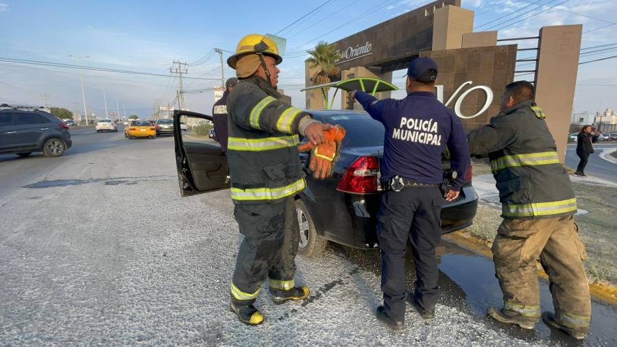 El fuego se originó en el área del motor de un Chevrolet Aveo tras una presunta falla mecánica.