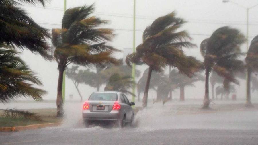 El huracán Simón se fortalece frente al Pacífico mexicano y podría alcanzar la categoría 4. Guerrero, Michoacán, Colima y Jalisco esperan lluvias intensas, oleaje elevado y fuertes rachas de viento.