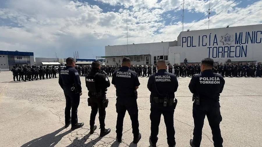 Autoridades municipales y representantes del CCI Laguna durante la firma del convenio de colaboración.