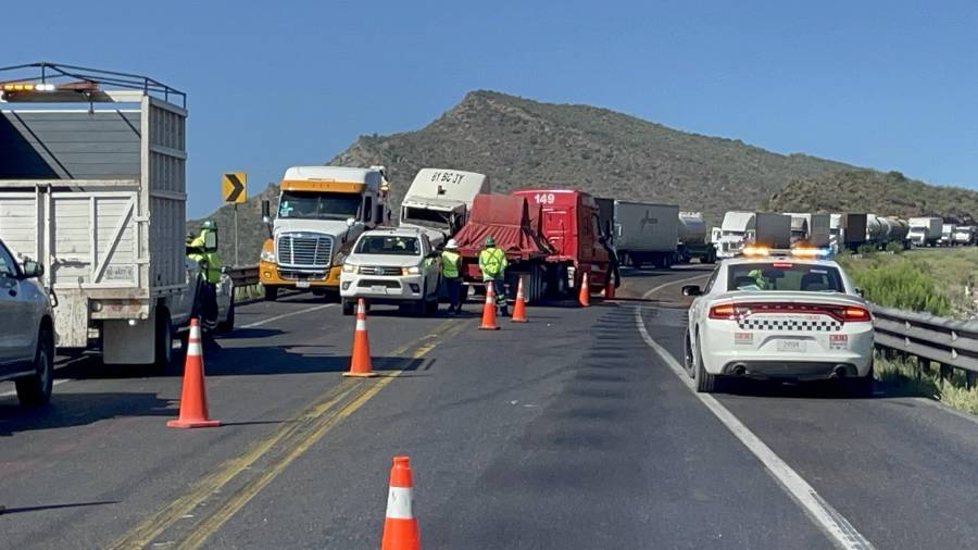 Aunque el accidente no dejó personas lesionadas, el derrame de combustible sobre la carpeta asfáltica generó condiciones de riesgo que obligaron a implementar medidas preventivas para evitar un posible incendio.