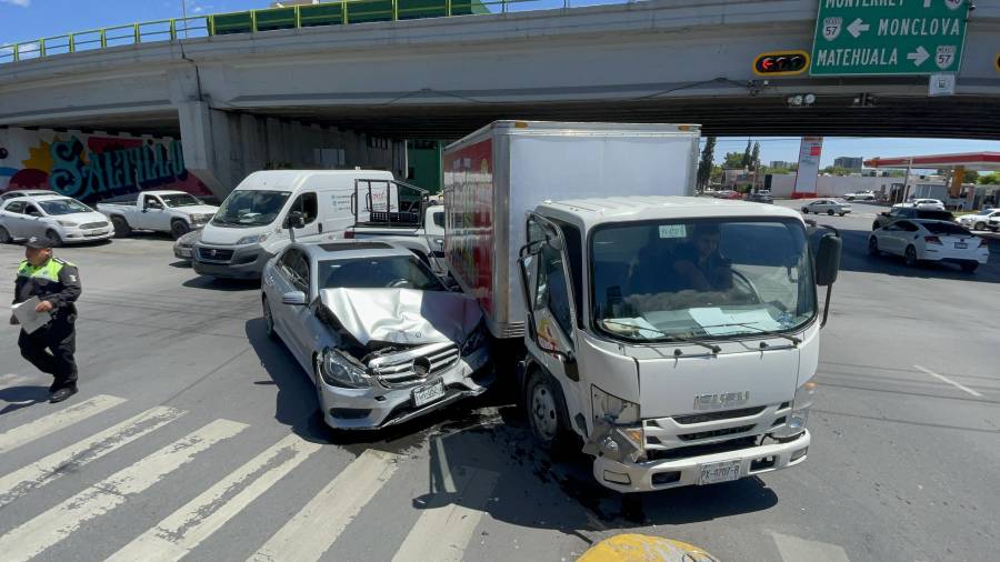 Testigos señalaron que el percance ocurrió cuando una camioneta de reparto intentó incorporarse al bulevar, lo que derivó en la colisión con un automóvil que circulaba por la vía principal.