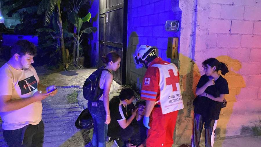 Paramédicos de la Cruz Roja trasladaron al joven al Hospital General debido a la gravedad de la lesión.