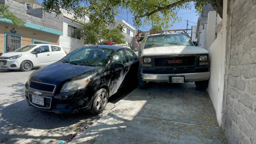 El camión se detuvo con un auto y la pared
